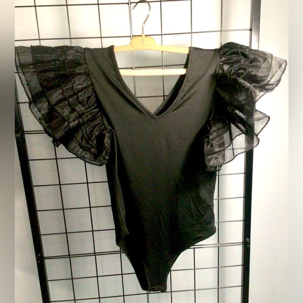 Lyaner statement ruffle sleeve v-neck black bodysuit NWOT